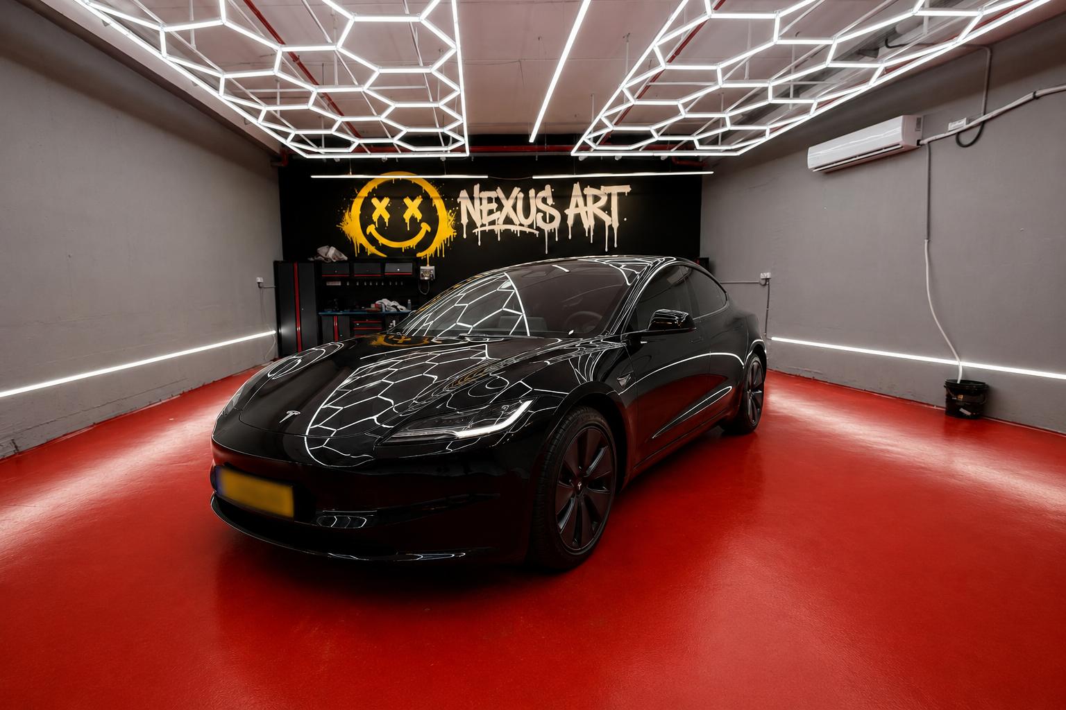Tesla שחורה עם ציפוי PPF בסטודיו NEXUS ART